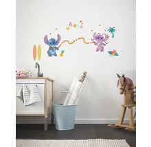 Dekoratives Kinderzimmer mit Wandtattoo, Spielküche und Schaukelpferd.