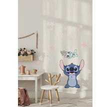 Kinderzimmer mit Wandtattoo, Tisch und Stuhl