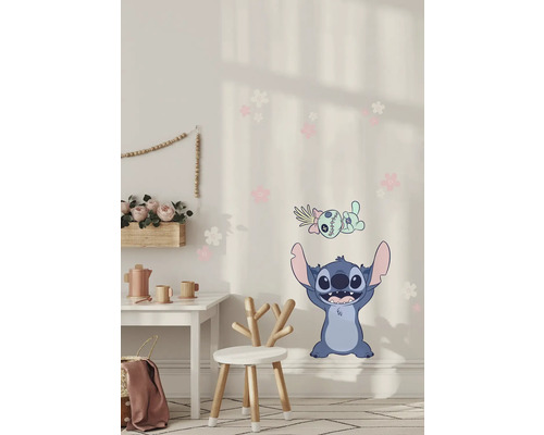 Kinderzimmer mit Wandtattoo, Tisch und Stuhl