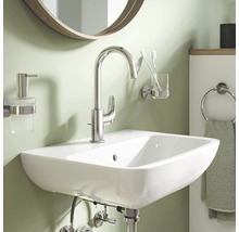 Lavabo avec robinet, distributeur de savon, gobelet à brosses à dents et anneau de serviette dans la salle de bains