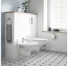 Modernes Badezimmer mit wandhängendem WC und Bidet sowie Fliesenspiegel