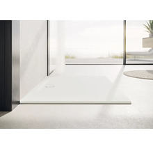 Receveur de douche plain-pied dans une salle de bains lumineuse.