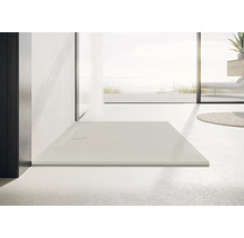 Receveur de douche plain-pied dans une salle de bains lumineuse.
