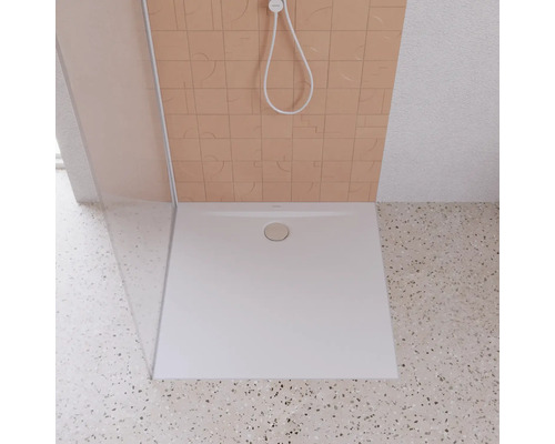 Ebenerdige Dusche mit Duschkopf und Abfluss