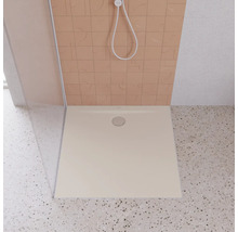 Receveur de douche carré avec cabine de douche dans une salle de bains.