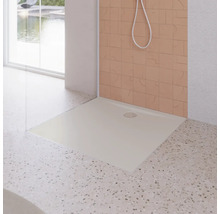 Receveur de douche carré dans une salle de bain moderne