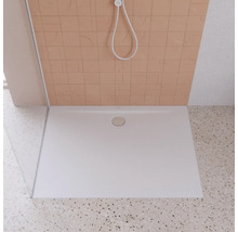 Receveur de douche blanc avec écoulement dans salle de bain