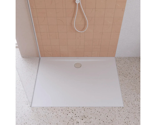 Receveur de douche blanc avec écoulement dans salle de bain
