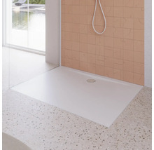 Douche à l''italienne avec caniveau d''évacuation dans une salle de bains moderne
