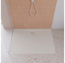 Receveur de douche dans salle de bain avec pommeau de douche au mur