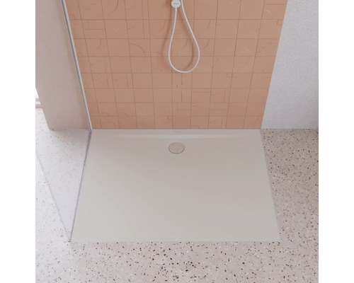 Receveur de douche dans salle de bain avec pommeau de douche au mur