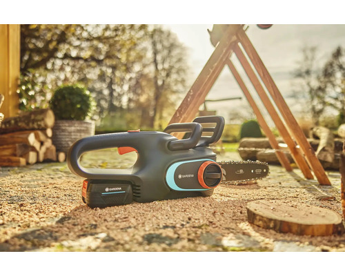 Tronçonneuse à batterie Gardena avec batterie posée sur le sol