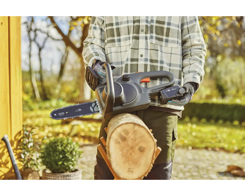 Tronçonneuse à batterie Gardena avec tronc d'arbre