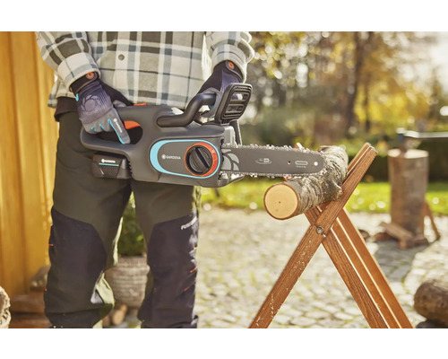 Tronçonneuse à batterie Gardena avec tronc d'arbre sur un chevalet de sciage