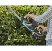 Taille-haie sans fil Gardena en utilisation sur une haie.
