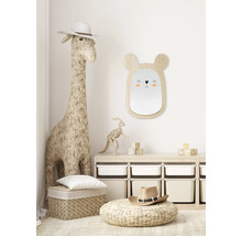 Chambre d''enfant avec une grande girafe, un miroir avec un visage d''ours et des meubles de rangement