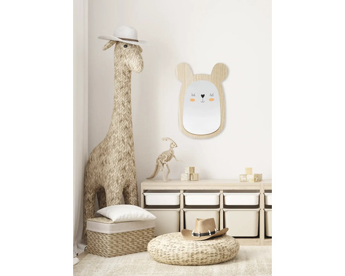 Chambre d''enfant avec une grande girafe, un miroir avec un visage d''ours et des meubles de rangement