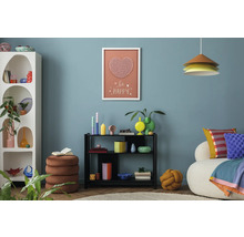 Salon avec étagère blanche, étagère noire, tabouret et éléments décoratifs au mur