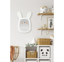Chambre d''enfant décorative avec miroir en forme de lapin, étagères et paniers de rangement