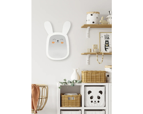 Chambre d''enfant décorative avec miroir en forme de lapin, étagères et paniers de rangement