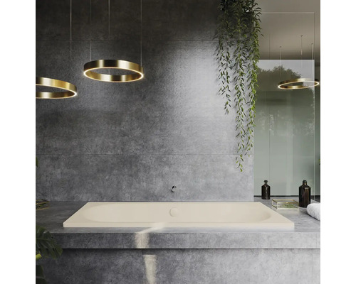Salle de bain avec baignoire rectangulaire, carrelage gris et suspensions annulaires.