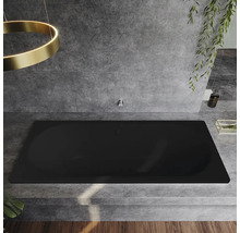 Schwarze Badewanne im Badezimmer mit grauen Fliesen