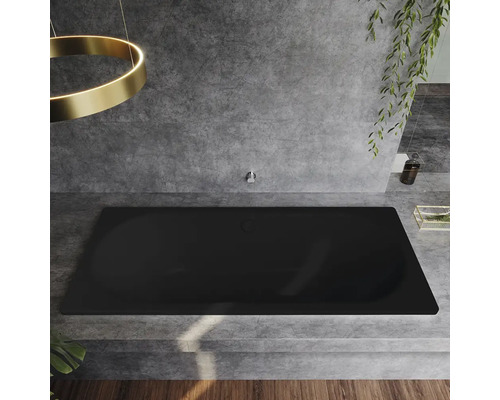 Schwarze Badewanne im Badezimmer mit grauen Fliesen