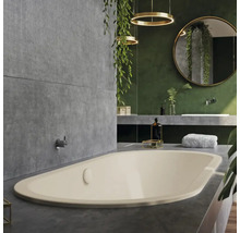 Salle de bains moderne avec baignoire îlot, lavabo et miroir.