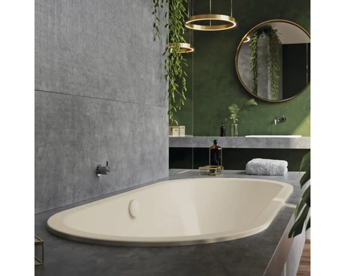 Salle de bains moderne avec baignoire îlot, lavabo et miroir.