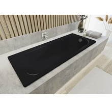Schwarze Badewanne in einem Badezimmer mit Deko-Elementen