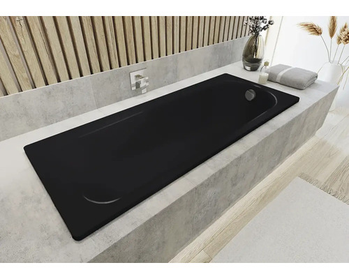 Schwarze Badewanne in einem Badezimmer mit Deko-Elementen