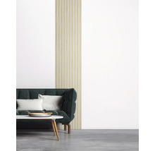 Wohnzimmer mit Sofa, Tisch und Wandpaneelen