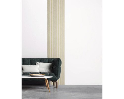 Wohnzimmer mit Sofa, Tisch und Wandpaneelen