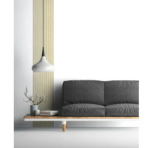 Wohnzimmer mit grauem Sofa, Lampe und Dekoration
