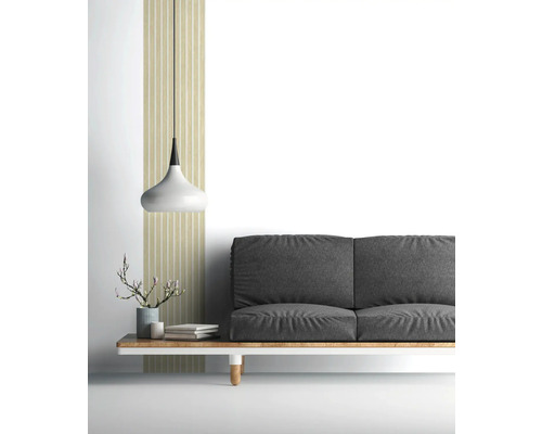 Wohnzimmer mit grauem Sofa, Lampe und Dekoration