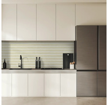 Moderne Küche mit weißen Schränken, Spüle, horizontal gemusterten Fliesen und Kühlschrank