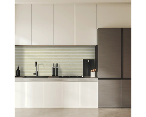Moderne Küche mit weißen Schränken, Spüle, horizontal gemusterten Fliesen und Kühlschrank