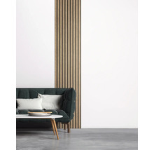 Wohnzimmer mit Sofa, Tisch und Holzpaneel an der Wand