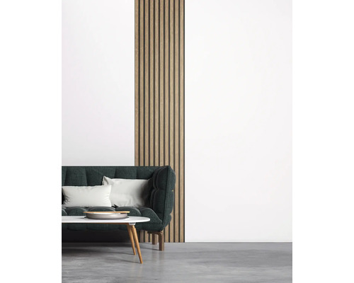Wohnzimmer mit Sofa, Tisch und Holzpaneel an der Wand