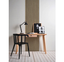 Einrichten eines Arbeitsplatzes mit Schreibtisch, Stuhl, Lampe und Wandpaneelen