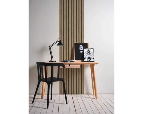 Einrichten eines Arbeitsplatzes mit Schreibtisch, Stuhl, Lampe und Wandpaneelen