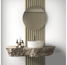Modernes Badezimmer-Interieur mit rundem Spiegel, Aufsatzwaschbecken aus Beton und Natursteinablage