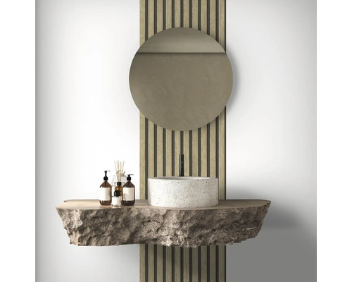 Modernes Badezimmer-Interieur mit rundem Spiegel, Aufsatzwaschbecken aus Beton und Natursteinablage