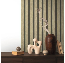 Dekorative Holzpaneele an einer Wand mit Accessoires auf einem Sideboard