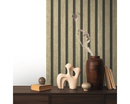 Dekorative Holzpaneele an einer Wand mit Accessoires auf einem Sideboard
