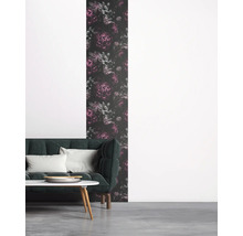Wohnraum mit dunkel gemusterter Blumentapete, Sofa und Tisch