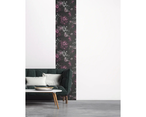 Wohnraum mit dunkel gemusterter Blumentapete, Sofa und Tisch