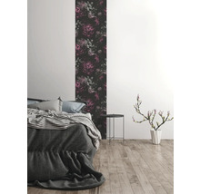 Schlafzimmer mit floraler Tapete, Bett und Tisch