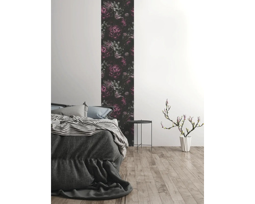 Schlafzimmer mit floraler Tapete, Bett und Tisch
