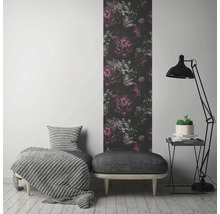 Raumszene mit floral gemusterter Tapete, Bank, Lampe und Dekoration